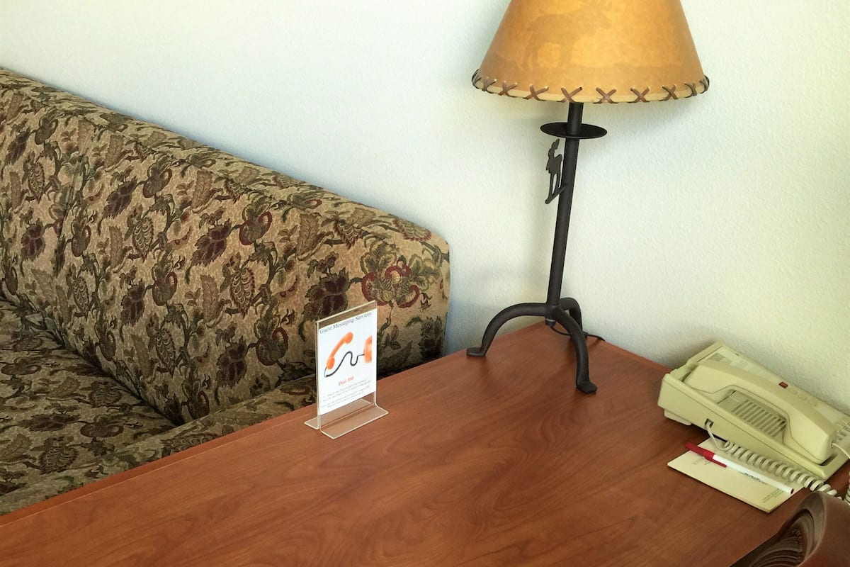 Caja de seguridad en la habitación, escritorio y cortinas blackout