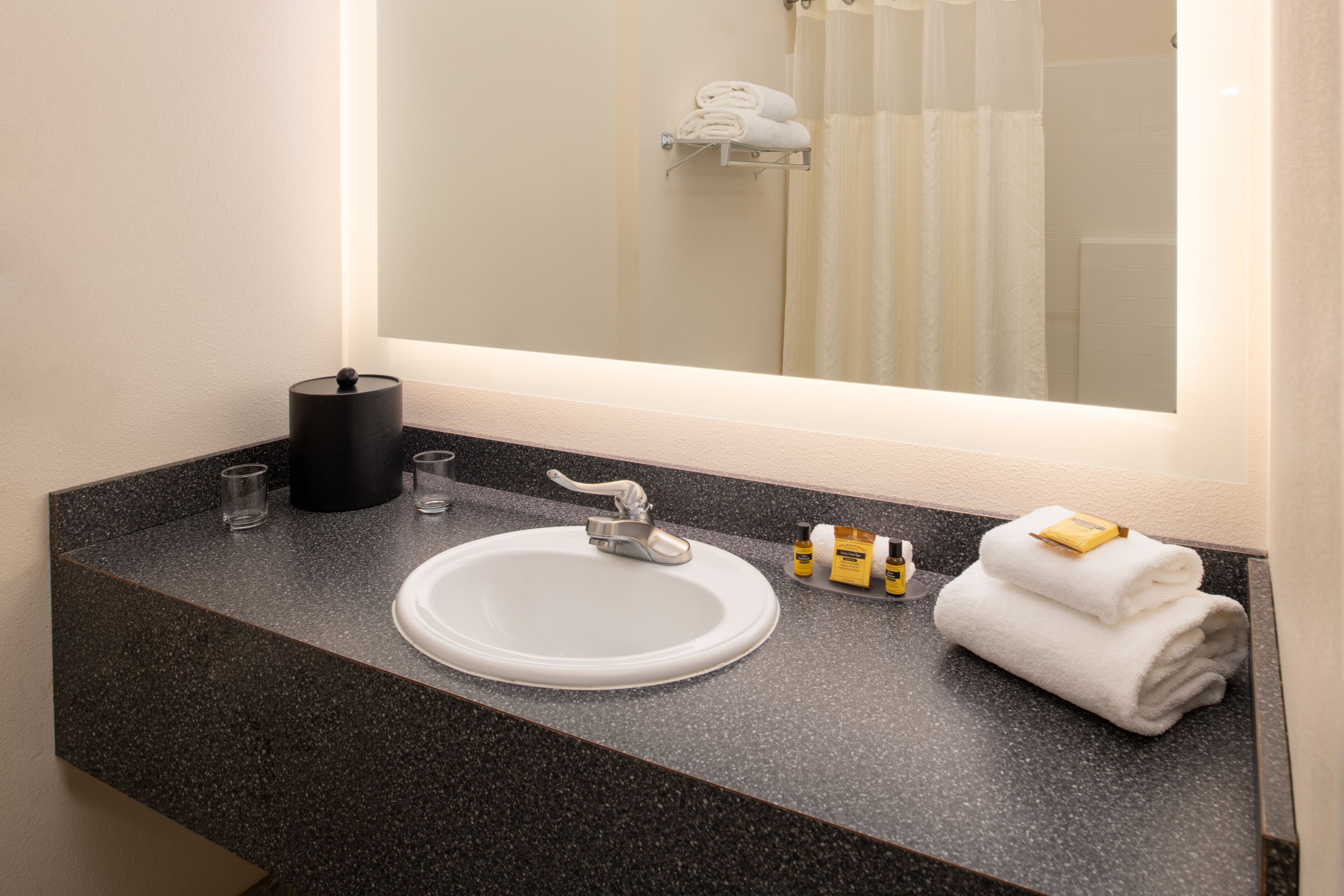 combined shower/bathtub, hair dryer, towels