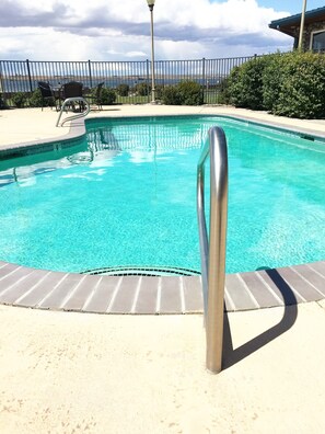 Piscina externa, espreguiçadeiras