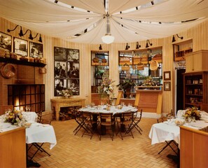 Breakfast, lunch, dinner served; Italian cuisine  - Pine Inn (Carmel)