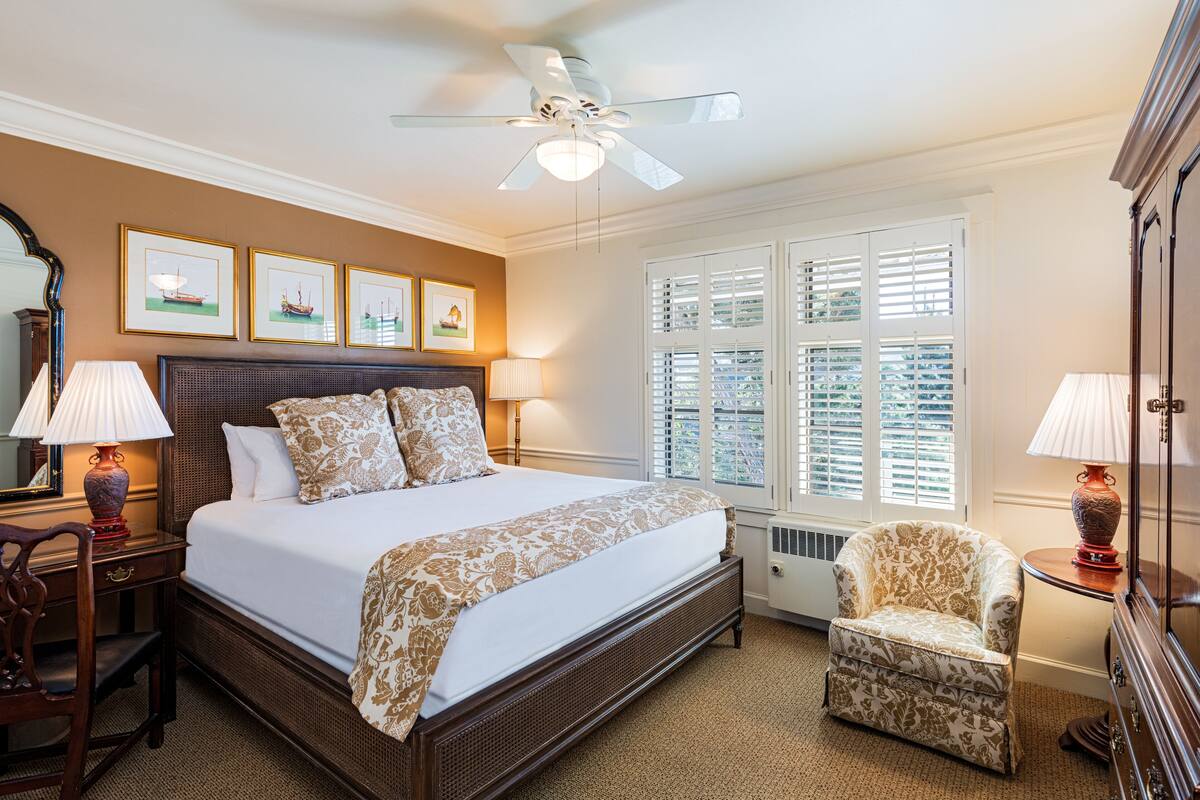 standard room, 1 king bed | premium bedding, pillow-top beds, desk, iron/ironing board