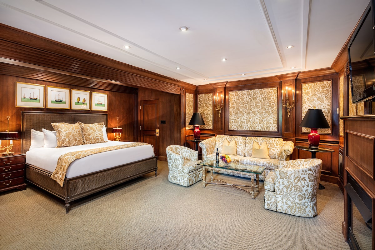 superior room, 1 bedroom, jetted tub, courtyard view | premium bedding, pillow-top beds, desk, iron/ironing board