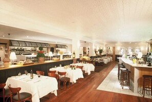 Se sirven desayunos, almuerzos y cenas; cocina italiana