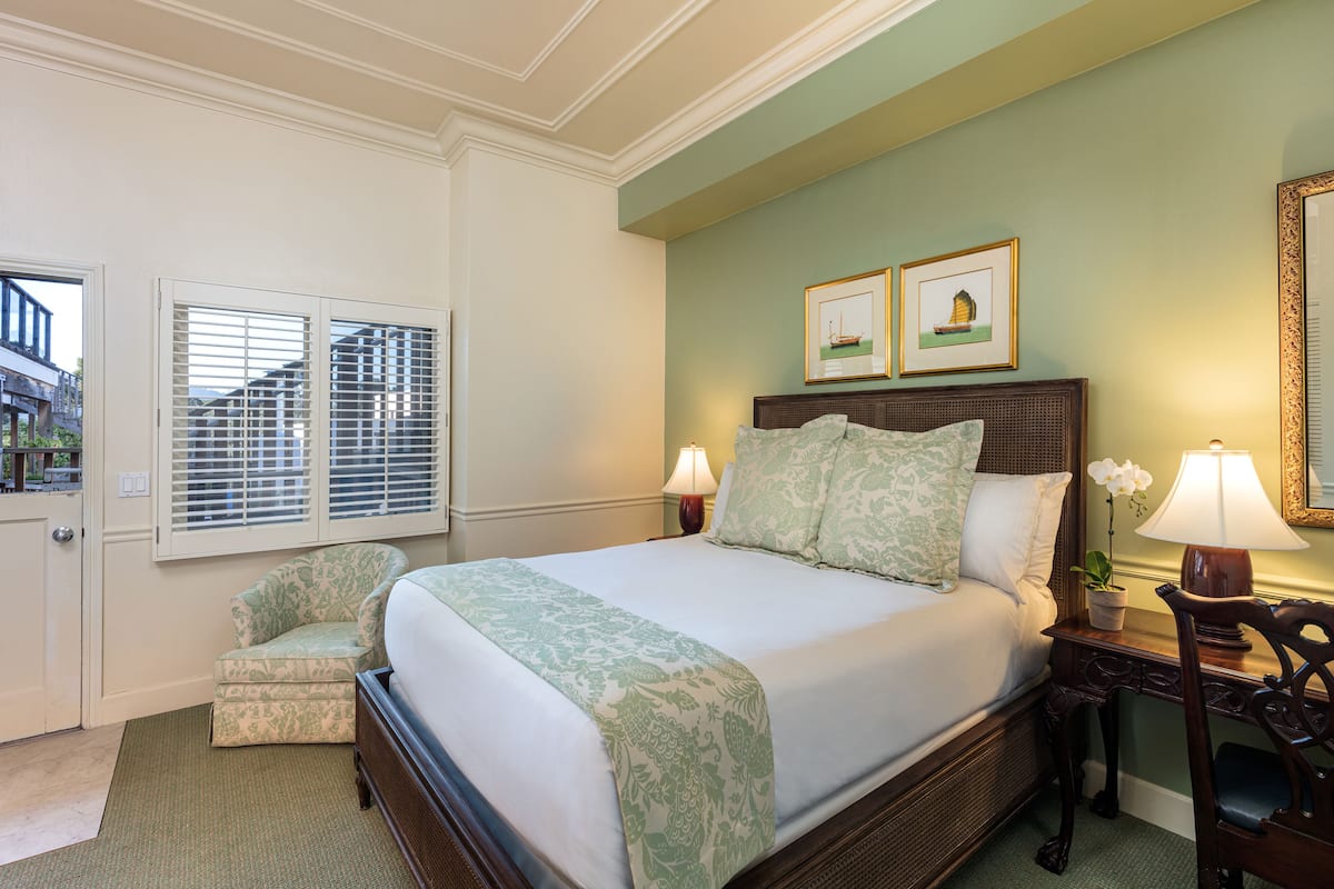 Standard Room, 1 Queen Bed | Pillow-top beds, in-room safe, desk, iron/ironing board