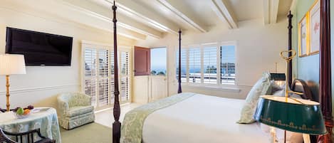 Suite, 1 Tempat Tidur King | Bantalan ekstra lembut, brankas, meja kerja, dan setrika/meja setrika