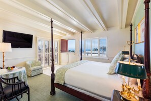 Suite, 1 King Bed | Pillowtop beds, in-room safe, desk, iron/ironing board