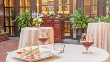 2 Restaurants, Frühstück, Mittagessen, Abendessen, amerikanische Küche