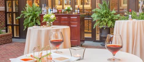 2 Restaurants, Frühstück, Mittagessen, Abendessen, amerikanische Küche