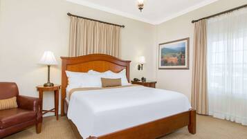 Seprai premium, bantalan ekstra lembut, brankas, dan meja kerja