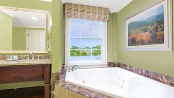 Luxe beddengoed, pillowtop-bedden, een kluis op de kamer, een bureau