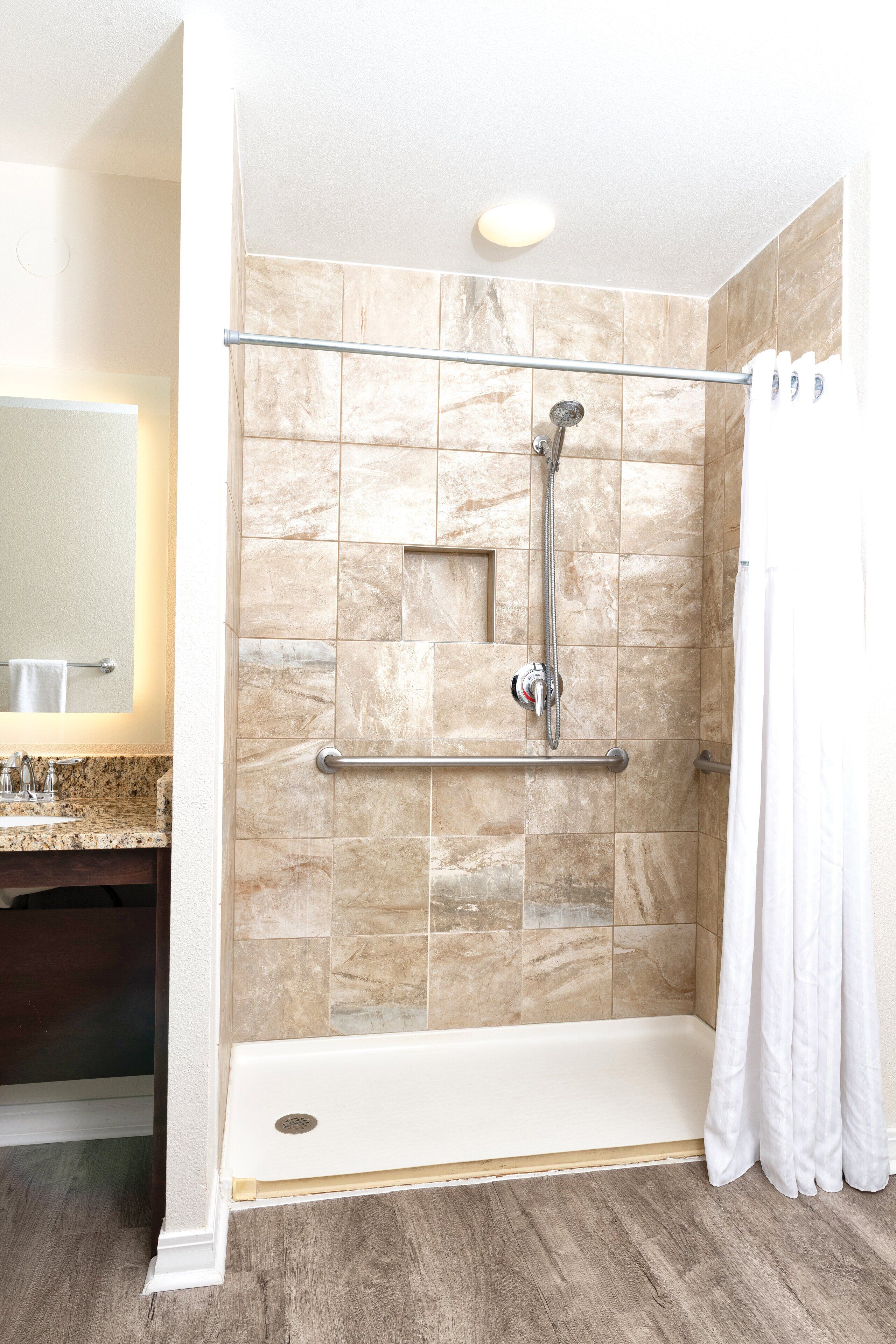 combined shower/bathtub, free toiletries, towels