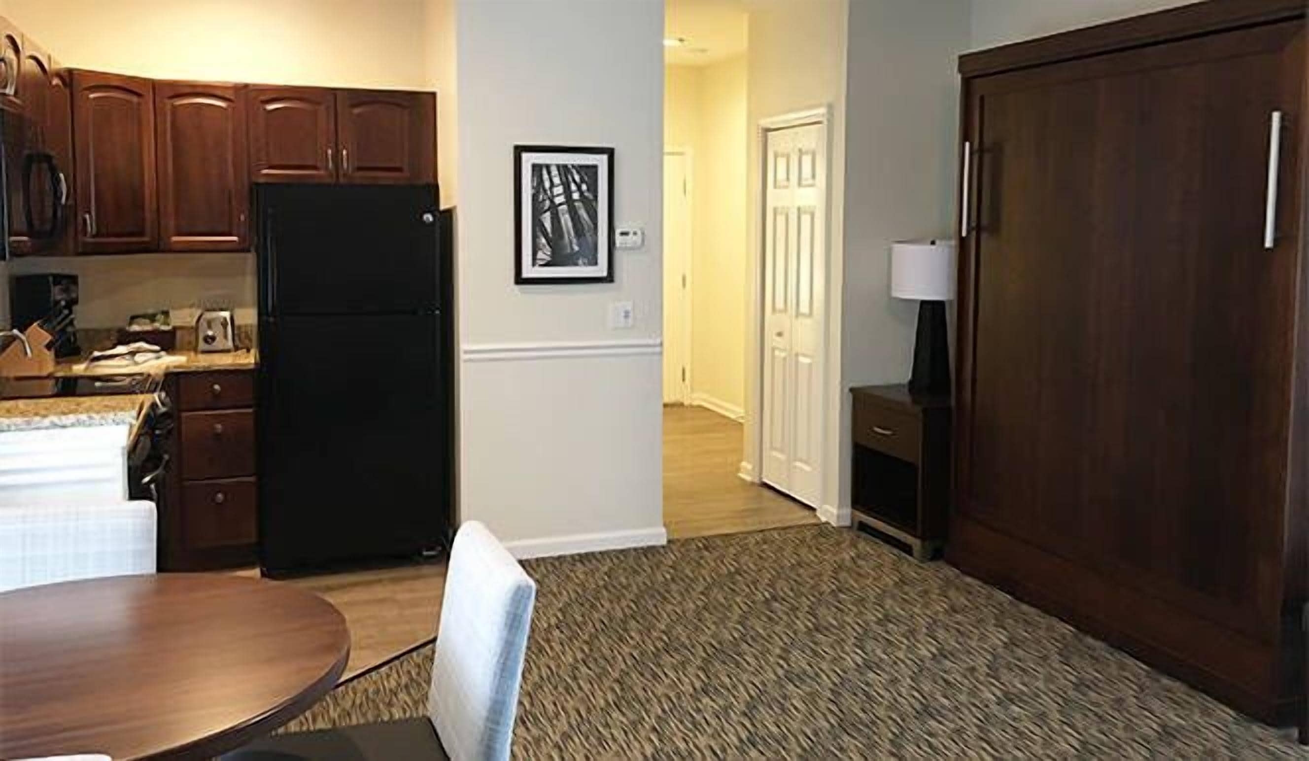 Estudio | Caja de seguridad en la habitación y tabla de planchar con plancha 