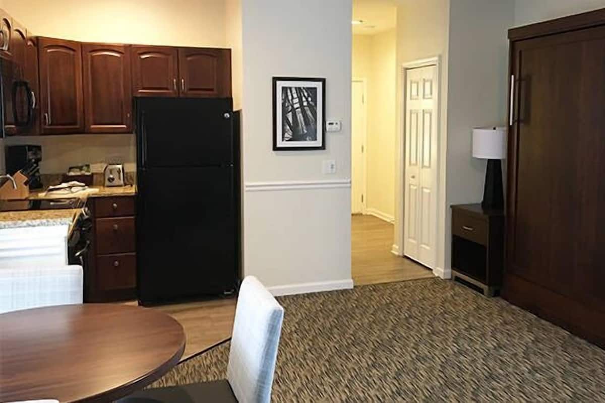 Estudio | Caja de seguridad en la habitación y tabla de planchar con plancha