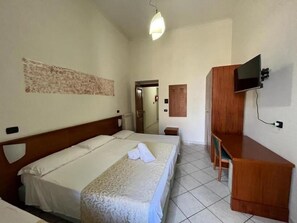 Seprai premium, meja kerja, dan tempat tidur lipat/tambahan