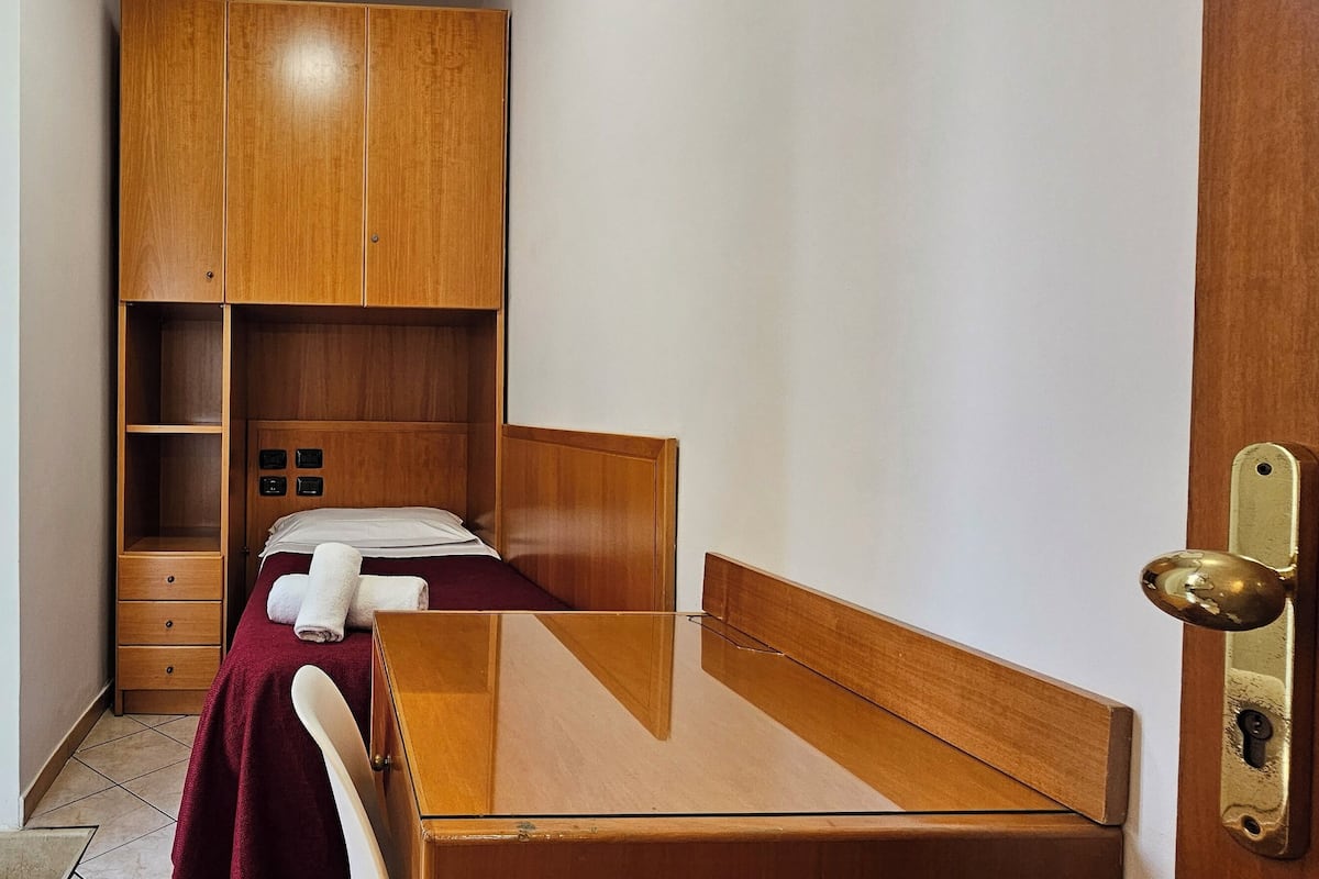 Habitación individual clásica | Ropa de cama hipoalergénica y caja de seguridad en la habitación