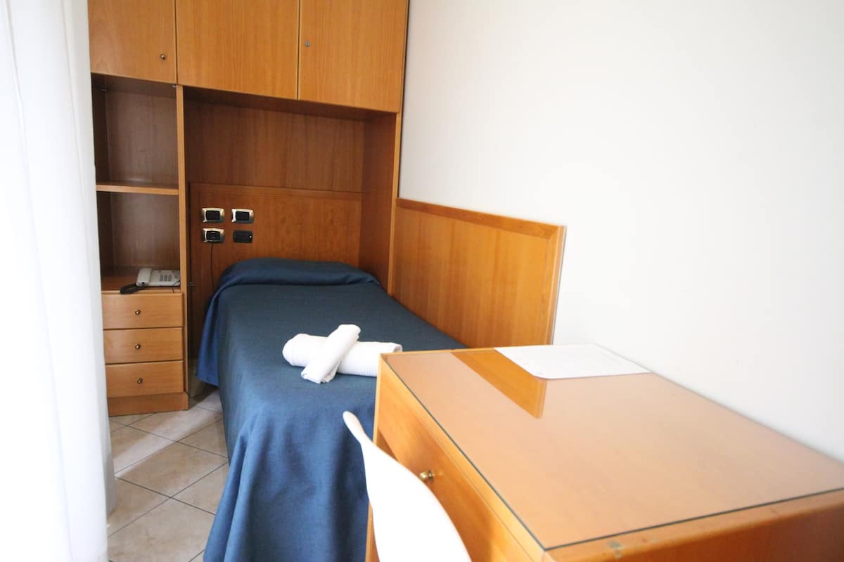 Chambre Simple Classique | Literie hypoallergénique, coffres-forts dans les chambres, bureau