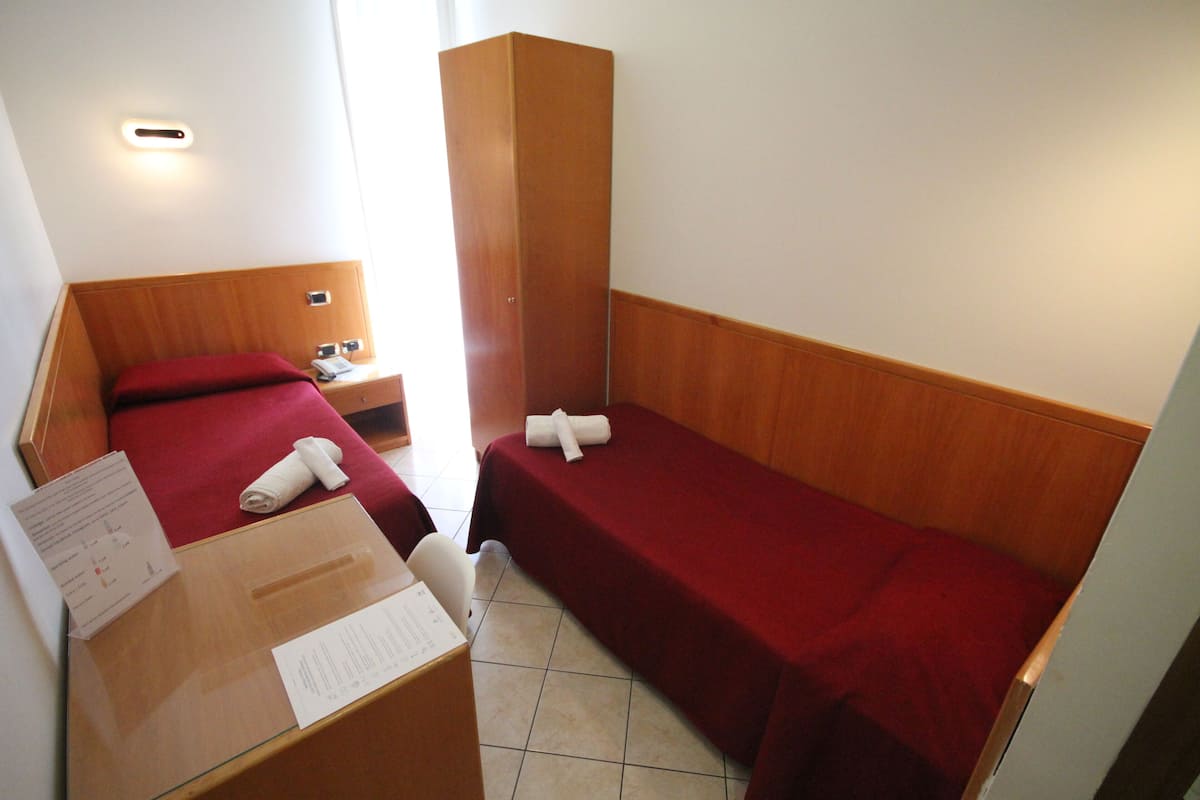 Chambre Standard, 2 lits une place, salle de bains commune | Literie hypoallergénique, coffres-forts dans les chambres, bureau