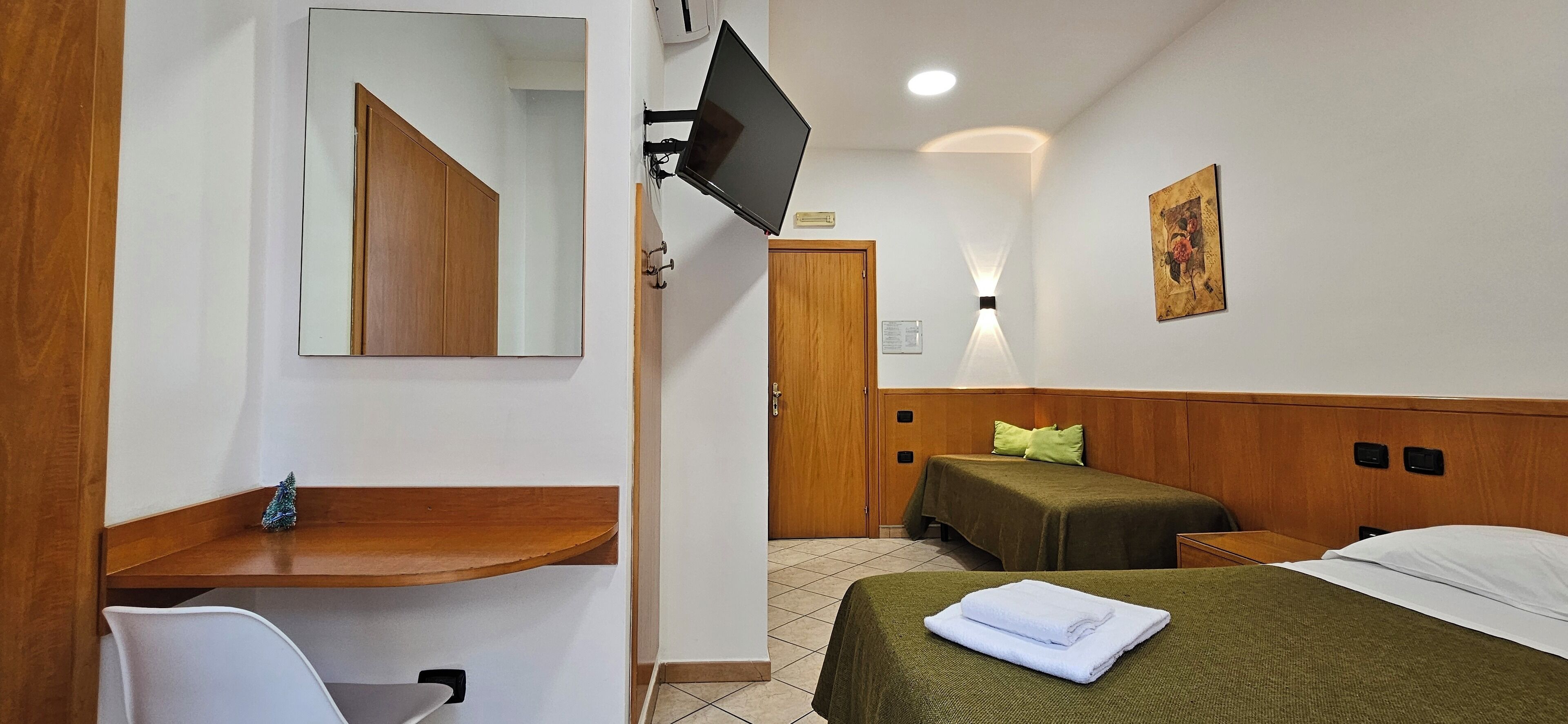 Habitación triple estándar | Ropa de cama hipoalergénica y caja de seguridad en la habitación 