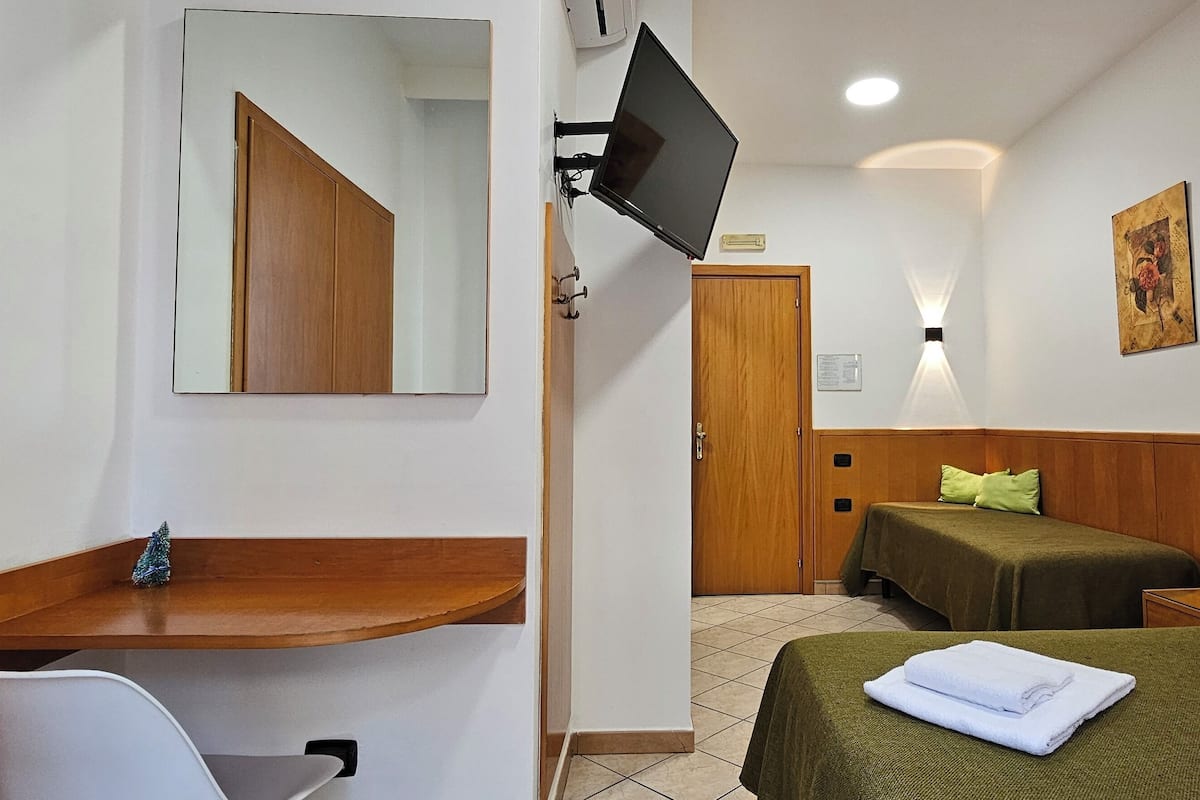 Habitación triple estándar | Ropa de cama hipoalergénica y caja de seguridad en la habitación