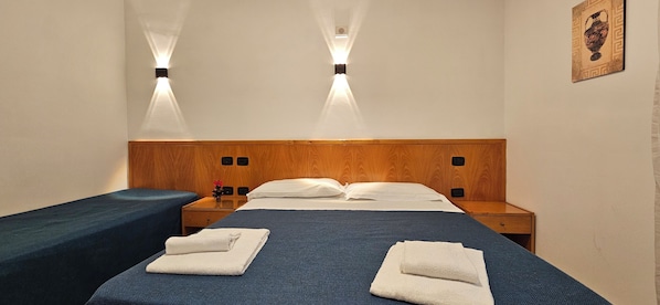 Standard Triple Room | Hypo-allergenic bedding, in-room safe, desk, free WiFi - Hotel Zara (Naples)