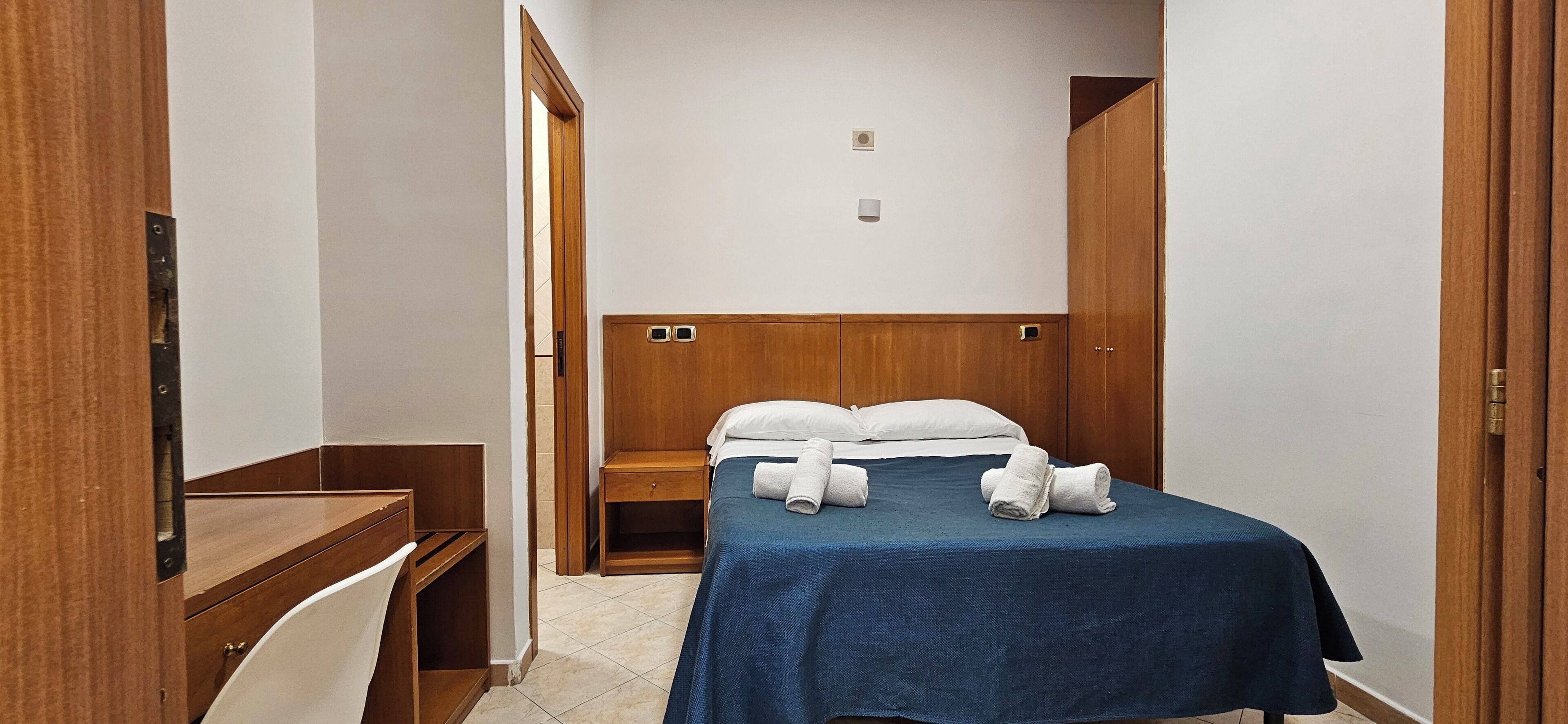 Habitación doble estándar de uso individual | Ropa de cama hipoalerg énica y caja de seguridad en la habitación 