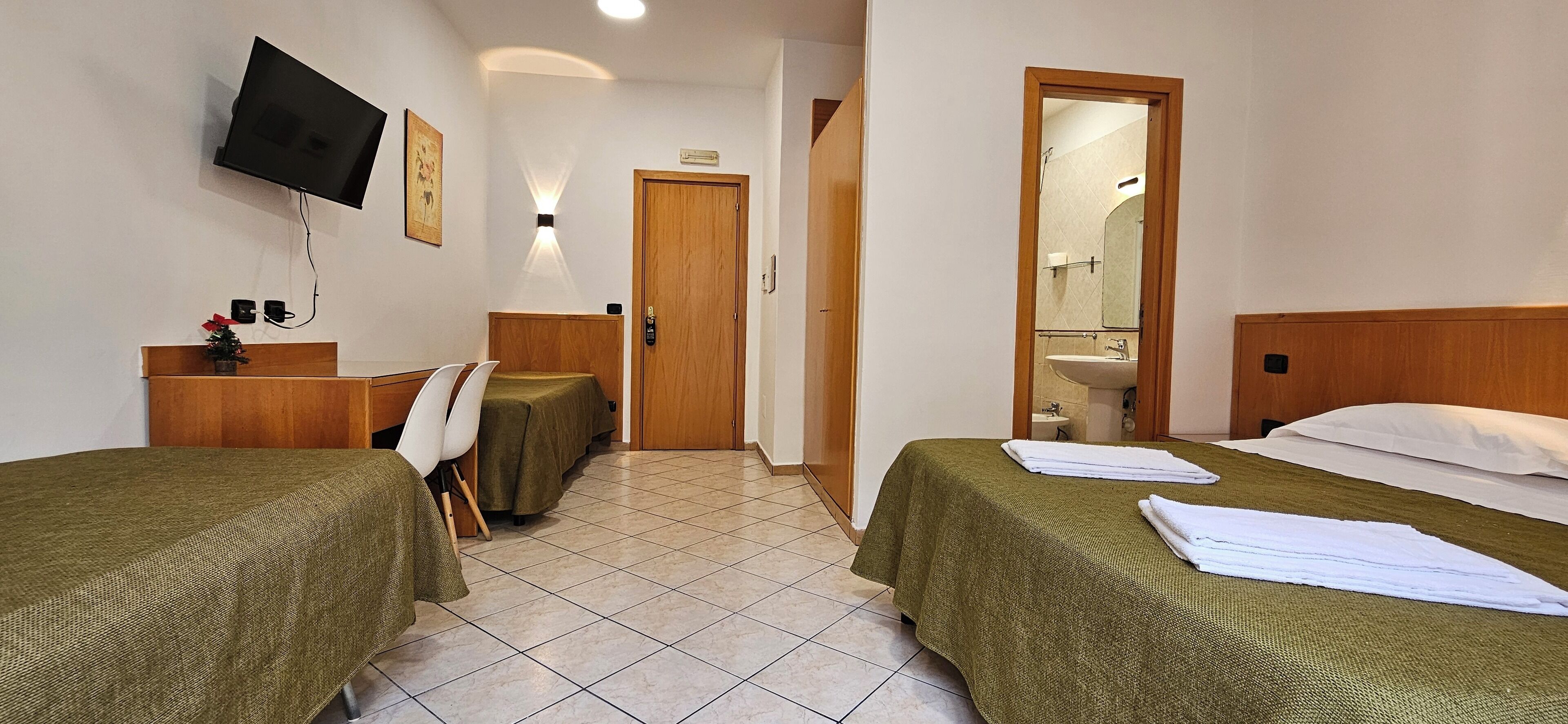 Ropa de cama hipoalergénica y caja de seguridad en la habitación 