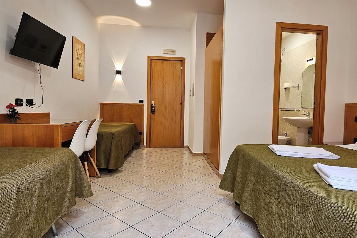 Ropa de cama hipoalergénica y caja de seguridad en la habitación