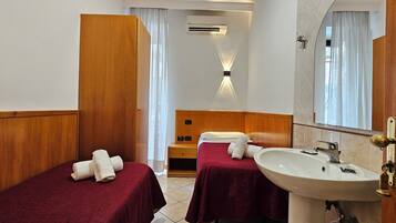 Standard-Zweibettzimmer, Gemeinschaftsbad