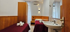 Tomannsrom – standard, delt bad | Allergitestet sengetøy, safe på rommet, skrivebord og wi-fi (inkludert)