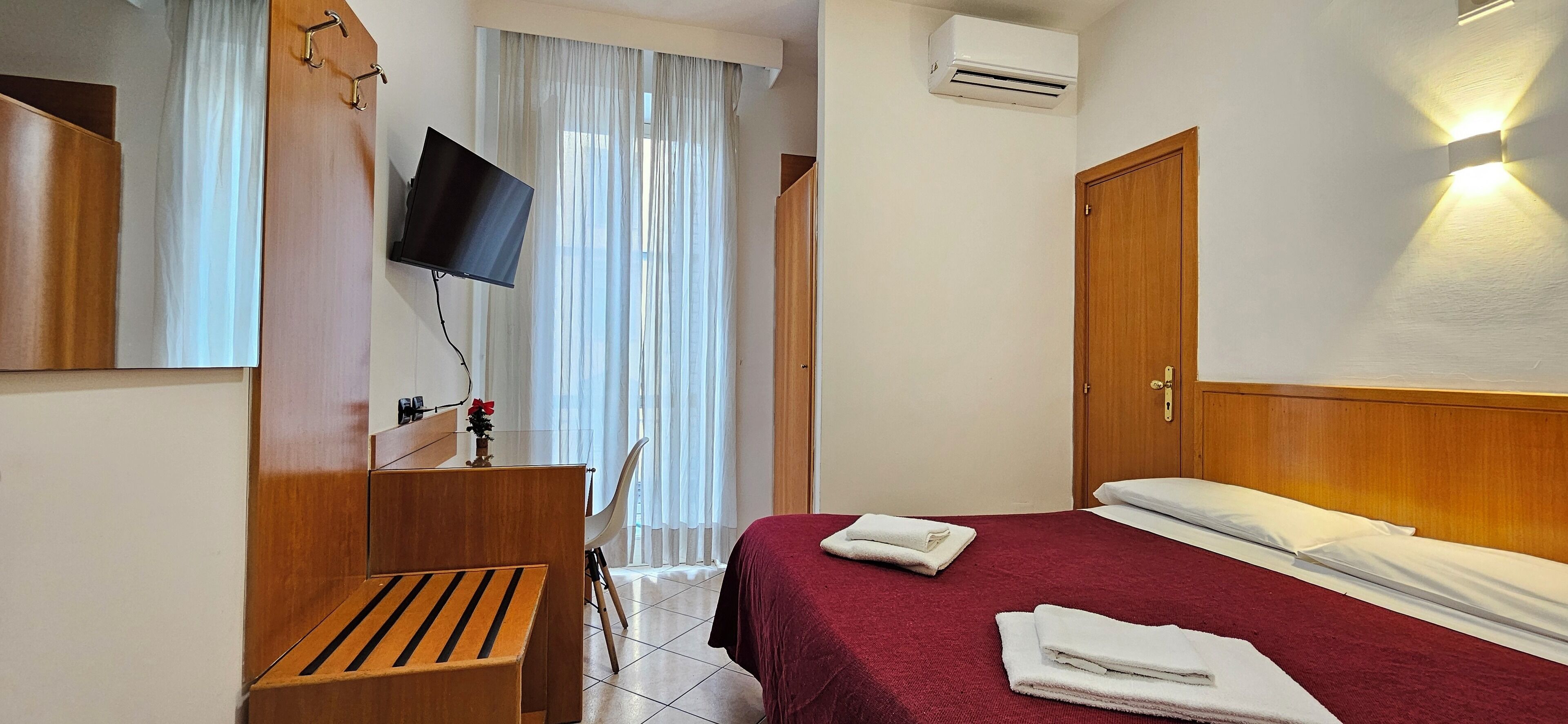 Hypo-allergenic bedding, in-room safe, desk, free WiFi