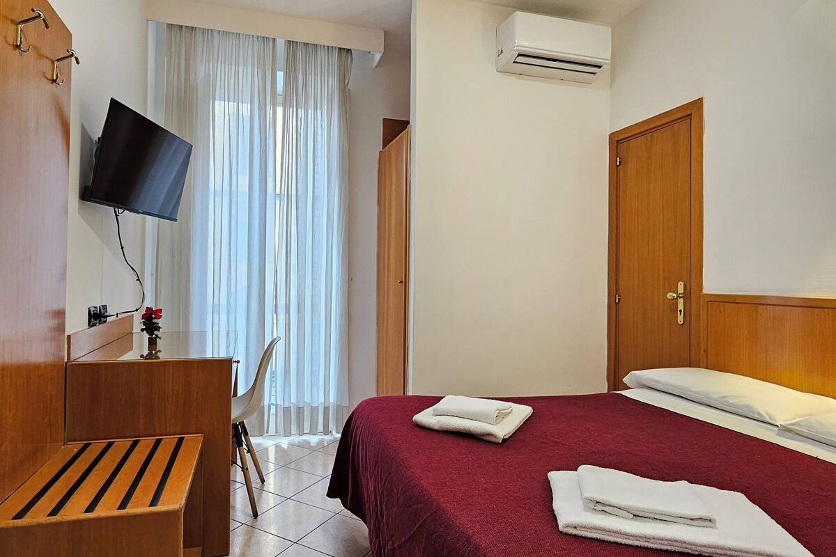 Hypo-allergenic bedding available, in-room safe, desk, WiFi (free)