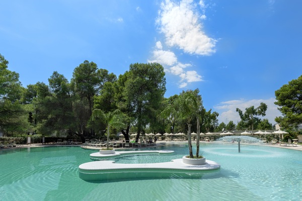 Una piscina cubierta, una piscina al aire libre de temporada, sombrillas