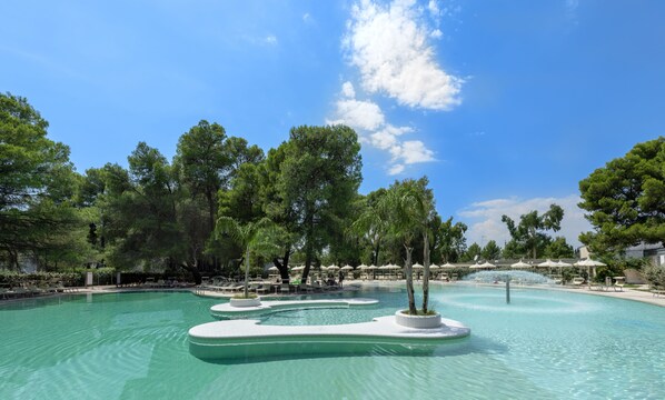 室內游泳池和季節性室外游泳池，提供泳池遮陽傘和日光浴躺椅