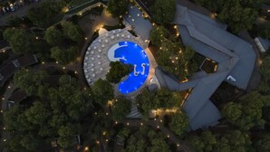 An aerial view of a hotel with a central swimming pool, surrounded by trees and a parking area. - Ethra Reserve - Alborèa 5* (Castellaneta)