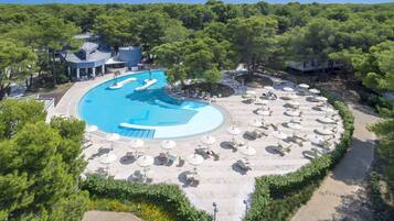 Piscine couverte, piscine extérieure (ouverte en saison)