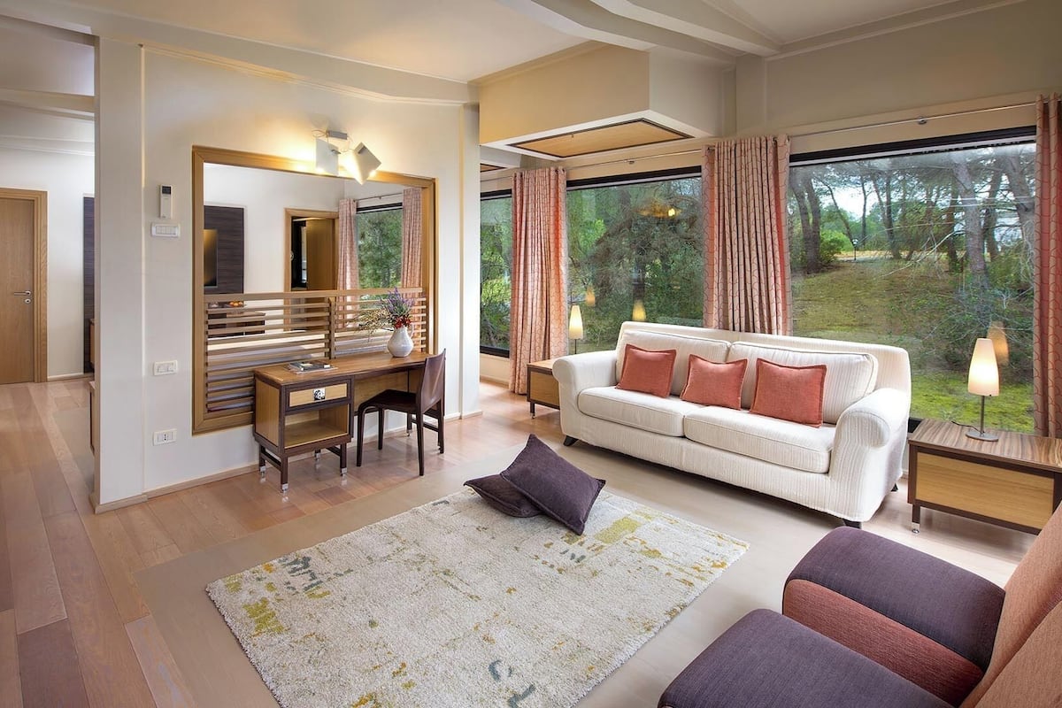 Ecolodge Deluxe Suite | Down comforters, in-room safe, individually decorated