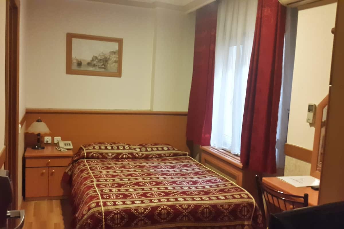 Economy-Einzelzimmer | Hochwertige Bettwaren, Betten mit Memory-Foam-Matratzen, Minibar