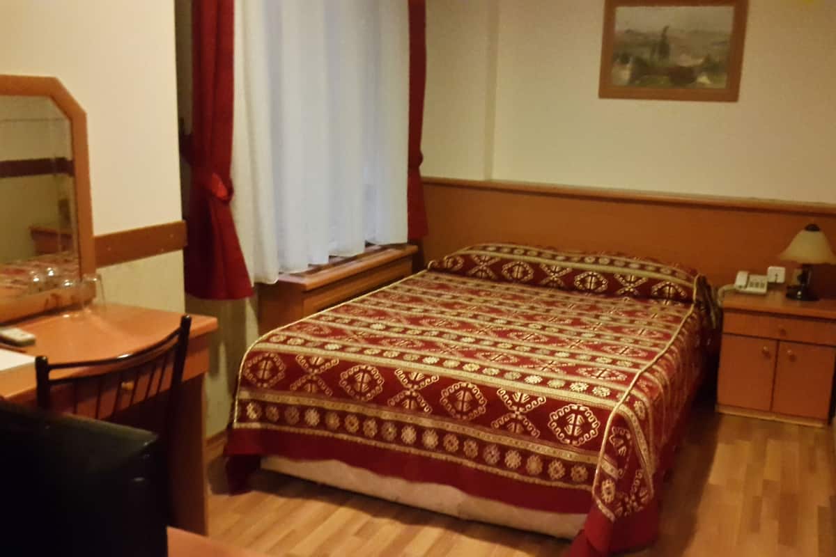 Hochwertige Bettwaren, Betten mit Memory-Foam-Matratzen, Minibar