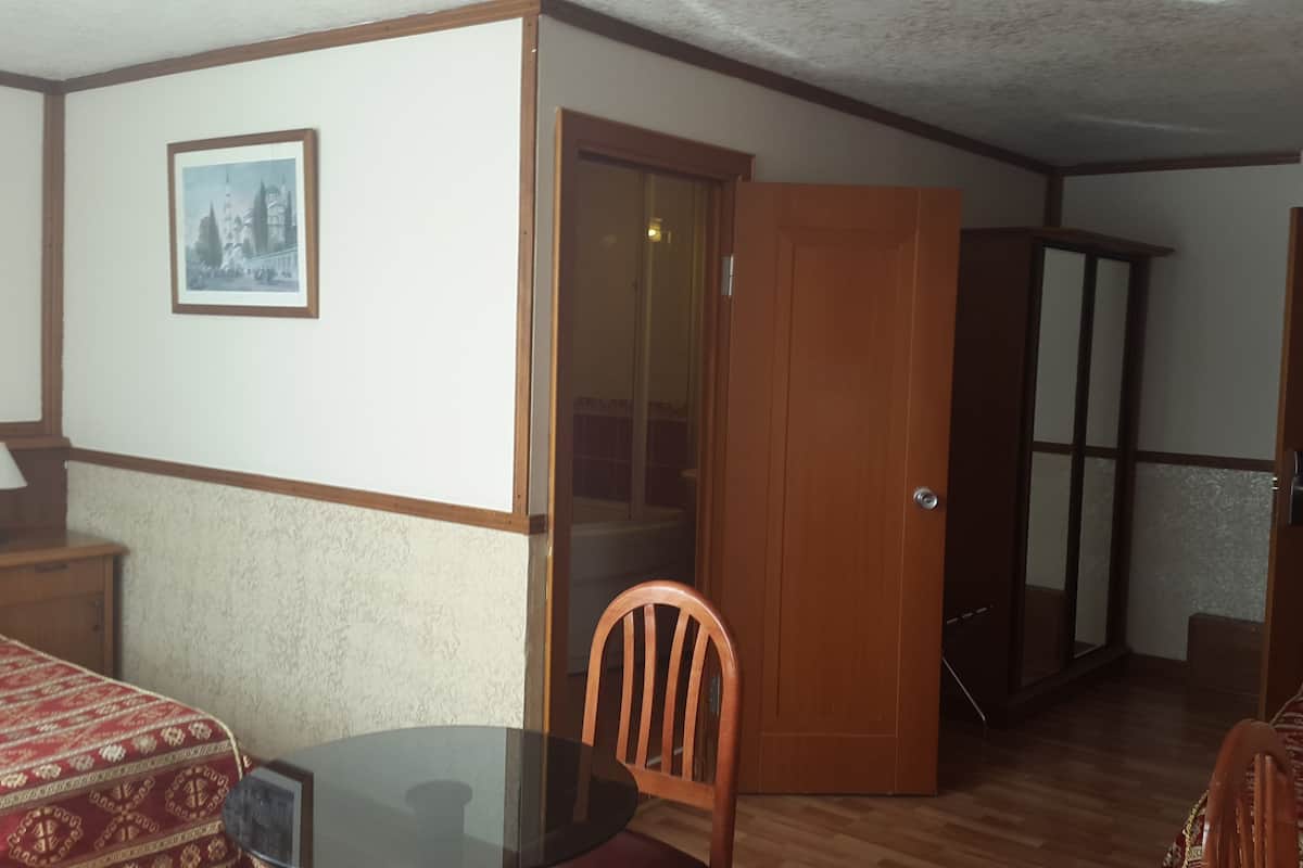 Standard-Dreibettzimmer | Hochwertige Bettwaren, Betten mit Memory-Foam-Matratzen, Minibar