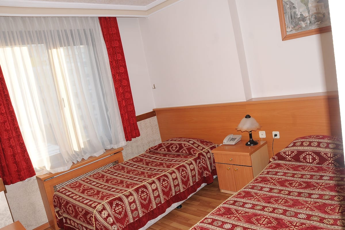 Hochwertige Bettwaren, Betten mit Memory-Foam-Matratzen, Minibar