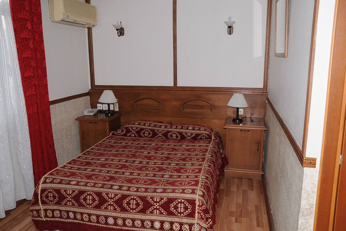 Hochwertige Bettwaren, Betten mit Memory-Foam-Matratzen, Minibar