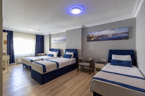Hochwertige Bettwaren, Betten mit Memory-Foam-Matratzen, Minibar