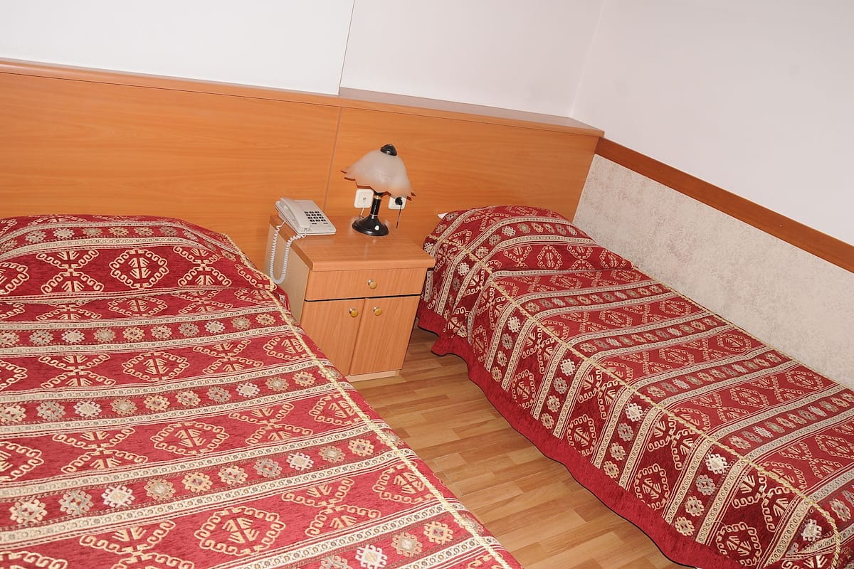 Economy-Zweibettzimmer | Hochwertige Bettwaren, Betten mit Memory-Foam-Matratzen, Minibar