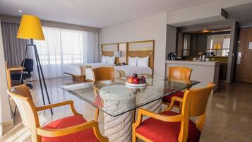 Suite junior, 2 camas matrimoniales | Minibar, caja de seguridad en la habitación y escritorio