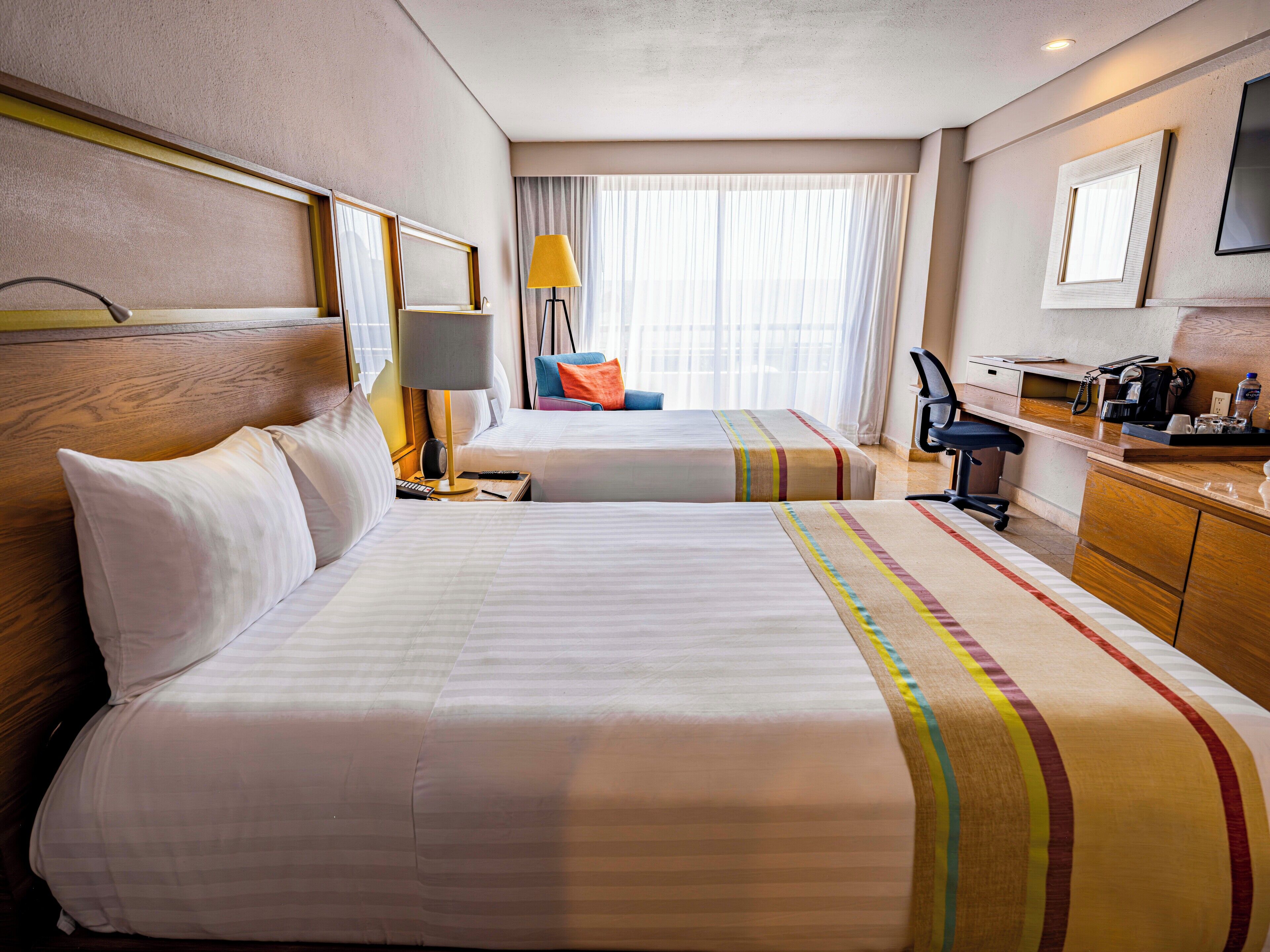 ميني بار وخزنة داخل الغرفة ومكتب وستائر تعتيم