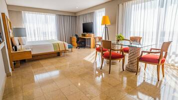 Suite junior, 1 cama King size | Minibar, caja de seguridad en la habitación y escritorio