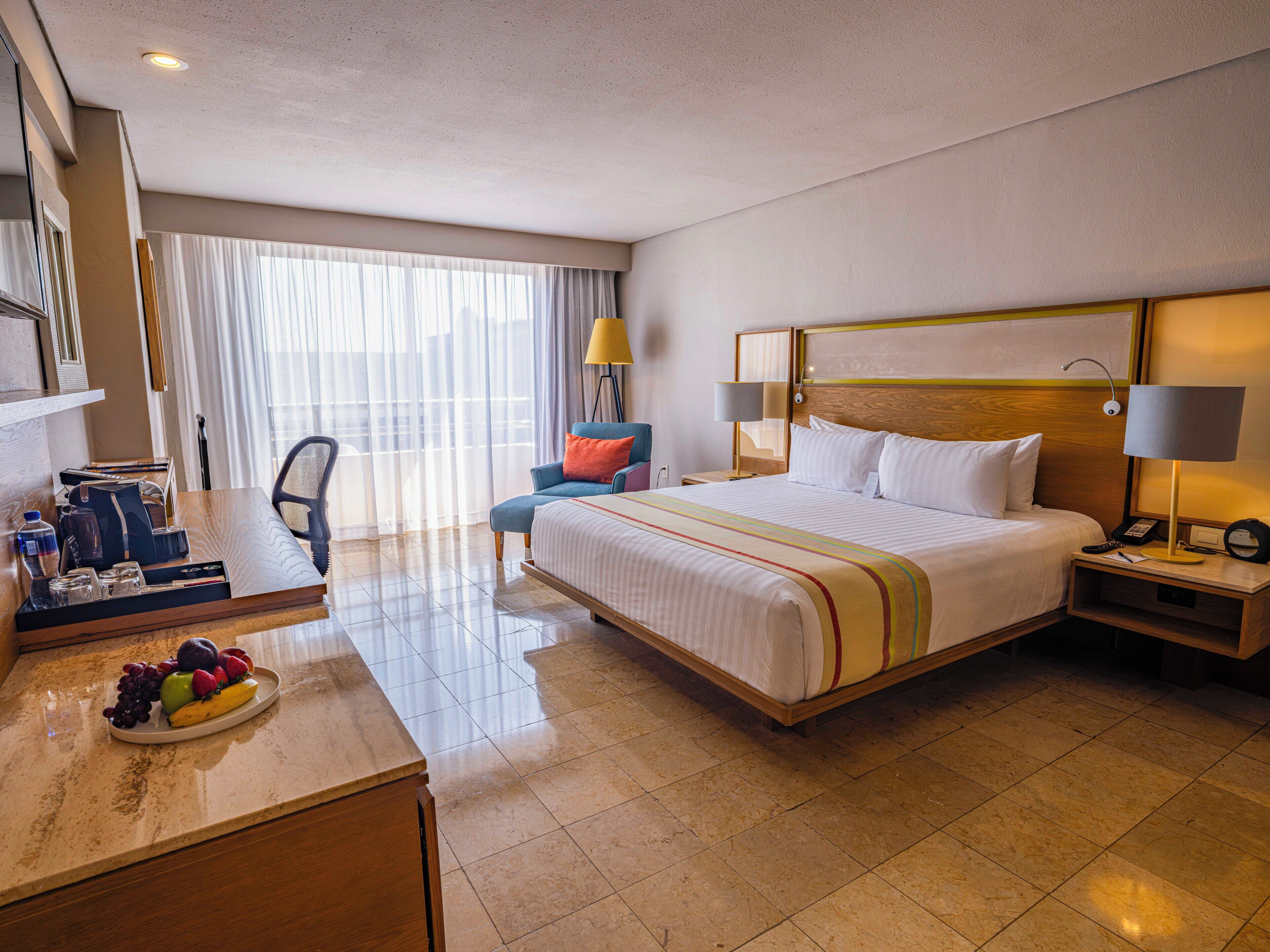 迷你吧、客房内保险箱、办公桌、遮光窗帘