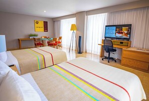 小型套房, 2 张双人床 | 迷你吧、客房内保险箱、办公桌、遮光窗帘