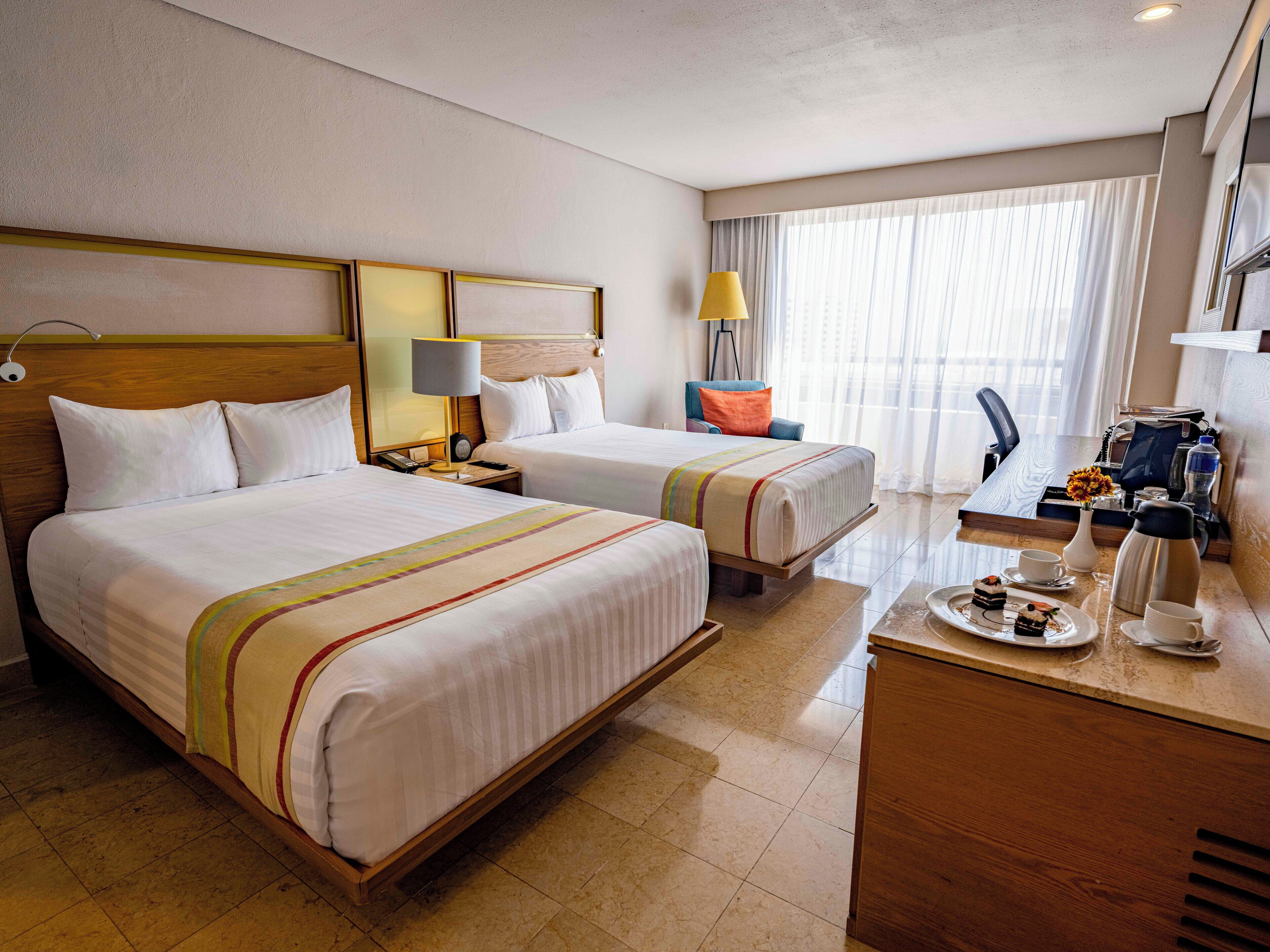 迷你吧、客房内保险箱、办公桌、遮光窗帘