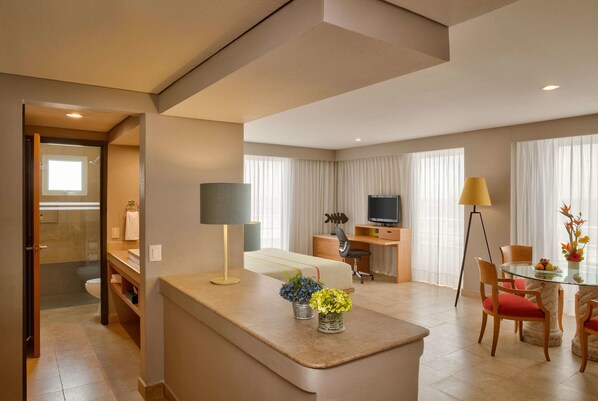 小型套房, 1 张特大床 | 迷你吧、客房内保险箱、办公桌、遮光窗帘